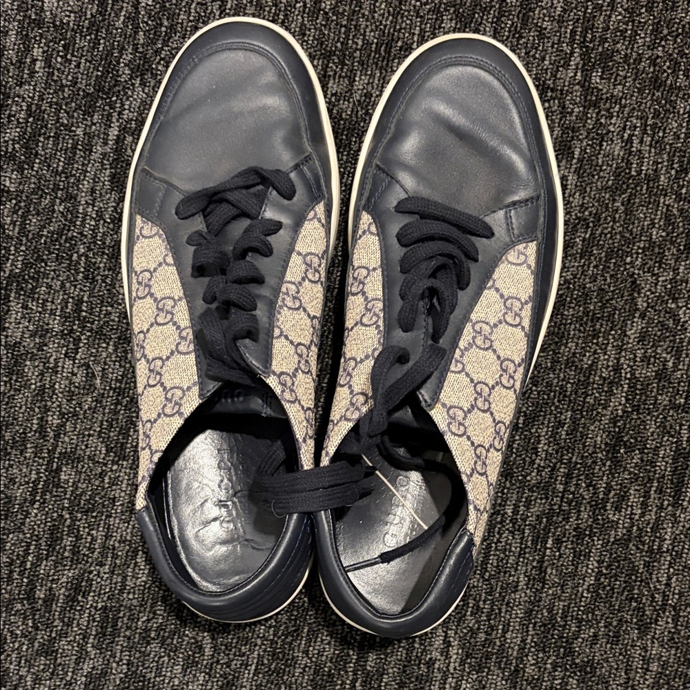 Gucci Navy & Beige GG Supreme Low-Top Sneakers - Picture 2 of 5